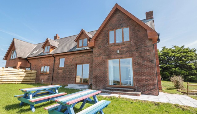 HALLS FARM, family friendly, character holiday cottage in Poughill