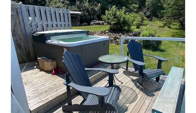Halls Harbour BARN Cottage w/Hot Tub