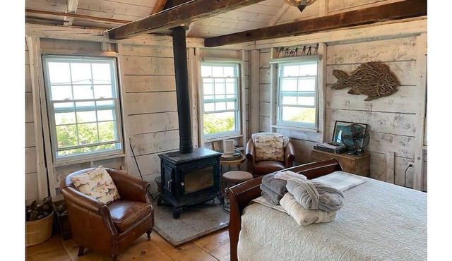 Halls Harbour BOAT HOUSE Cottage w/Hot Tub