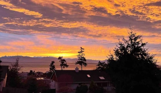 Halsey Haven! 3 BR Home w/Stunning Views + Sauna!