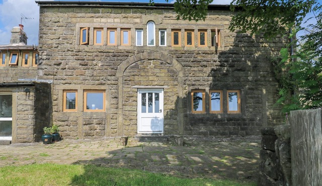 HALSTEAD GREEN FARM, pet friendly, with open fire in Hebden Bridge