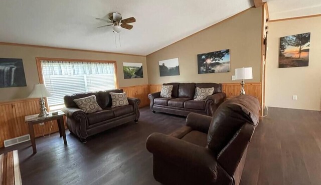 Halvorsen Hideaway 3 BR home near Letchworth Park