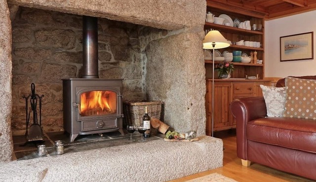 HALVOSSO, pet friendly, with open fire in Penryn