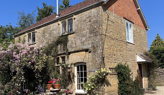 HAM COTTAGE, pet friendly, with open fire in South Petherton