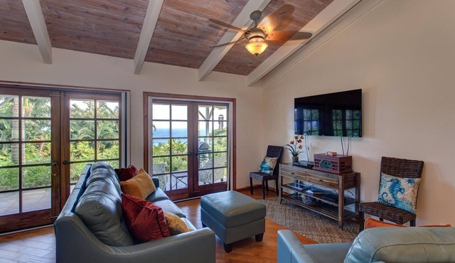 Hamakua Pukana La Hale 3 Bedroom Home by RedAwning