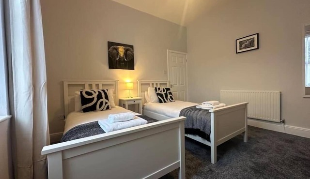 Hambledon Downstairs Flat - Sleeps 3 -Pet friendly