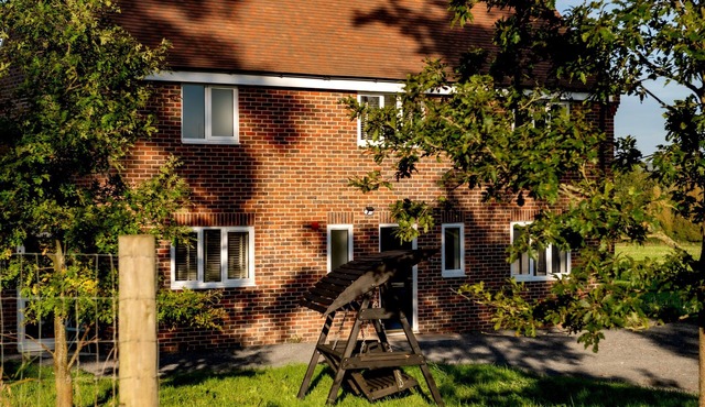 HAMBLEDON HILL COTTAGE - UNIQUE STAY | SLEEPS 6 | PETS ALLOWED | HOT TUB | BBQ | PATIO | WI-FI