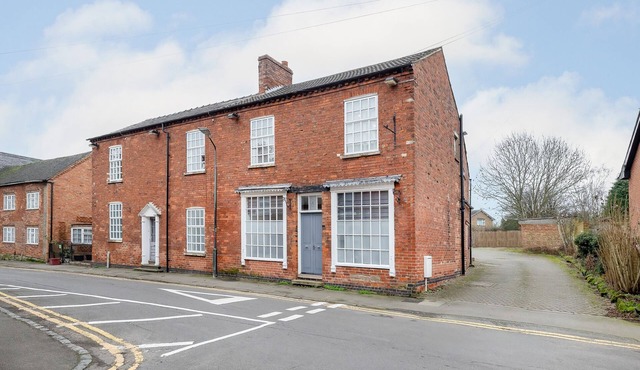 HAMBLETON HOUSE, pet friendly, with hot tub in Castle Donington