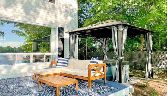 Hambly House - Luxury Waterfront Cottage w/Sand Beach & Hot Tub!