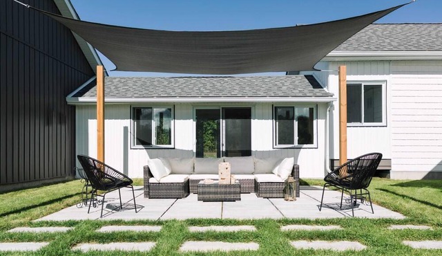Hambly House - Modern Farmhouse near PEC