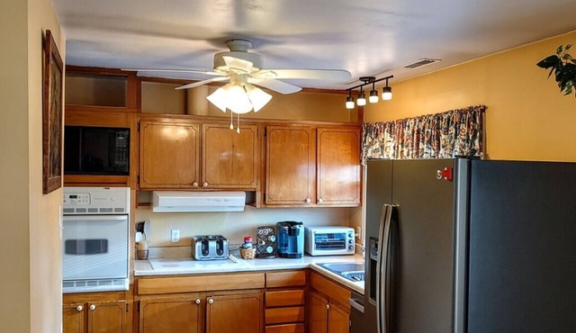 Hambrooks Home with Hottub/Mid Term stays welcomed!
