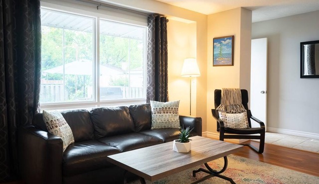 Hamilton Bay Getaway - Whole House steps to Downtown & Free Parking