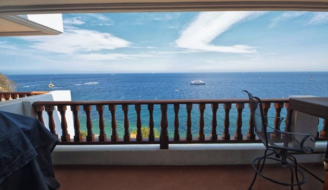 Hamilton Cove Oceanfront view 2bd with golf cart
