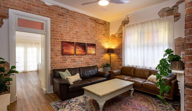 Hamilton Hideaway Pet Friendly near Eateries and Entertainment