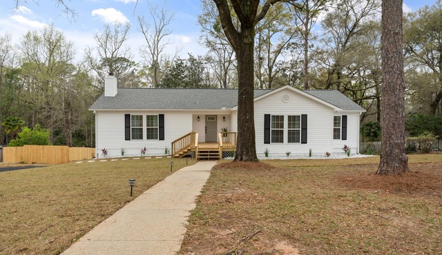Hamilton Hideaway- Pool, Creek View w/Scenic Deck