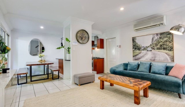 Hamilton Home - 3 bed + 2 bath - close to Airport