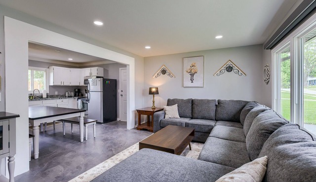 Hamilton in heart of Omaha! Multi family and group friendly! The perfect space!