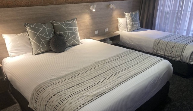 Hamilton's Henry Parkes Motor Inn, Parkes