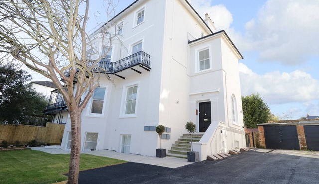 HAMILTON'S STUDIO, pet friendly, country holiday cottage in Ryde