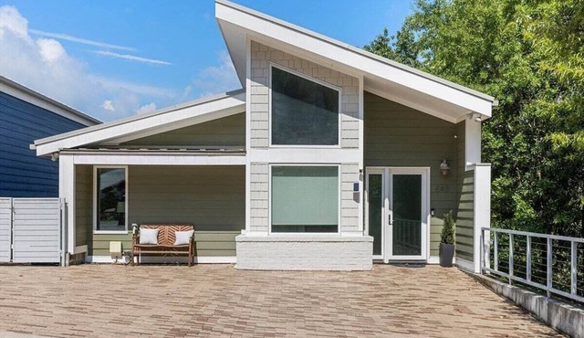 Hamilton Villa | Walk to Downtown! 3 BED 3 BATH