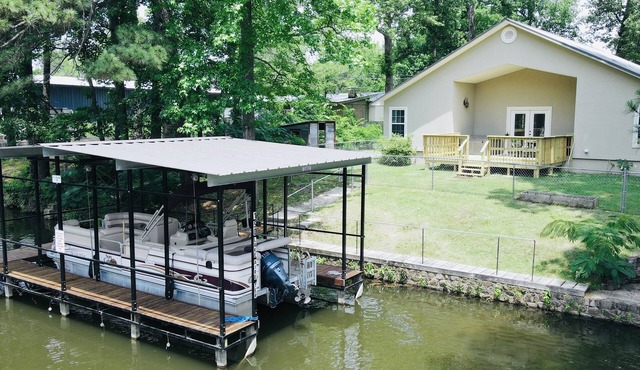 HAMILTON’S! LAKE ESCAPE! 2007 HOME WITH 2010 PONTOON INCLUDED! ON THE WATER!