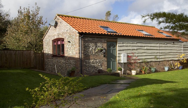 HAMLET, 1LEVEL, PRIVATE ENCLOSED GARDEN., MAX 2 MEDIUM SIZE DOGS £20 PER DOG.