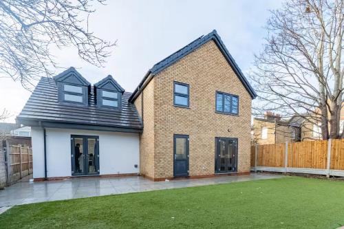 Hamlet Hideaway Sleeps 14 Off Street Parking - Pass the Keys