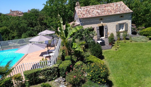 Hamlet of 3 stone houses around a swimming pool