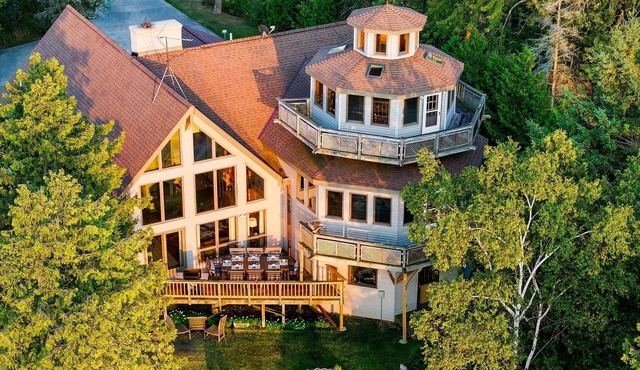 Hammarstrom House - Private Waterfront and Hot Tub