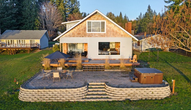 Hammersley Inlet Beach House- low bank waterfront!