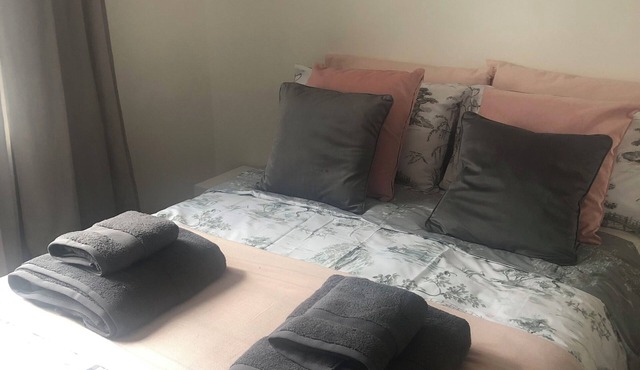 Hammersmith 2-bedroom house with WiFi and garden in fabulous London location.