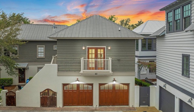 Hammock Carriage House - Right Next to the Town Center and Two Pools!
