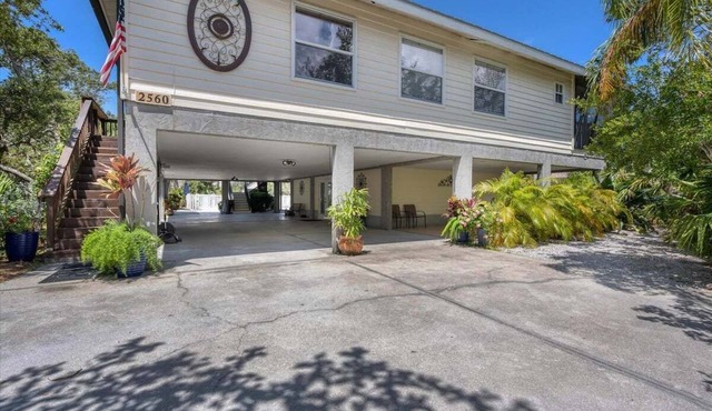 Hammock Haven - huge wraparound porch overlooking pool