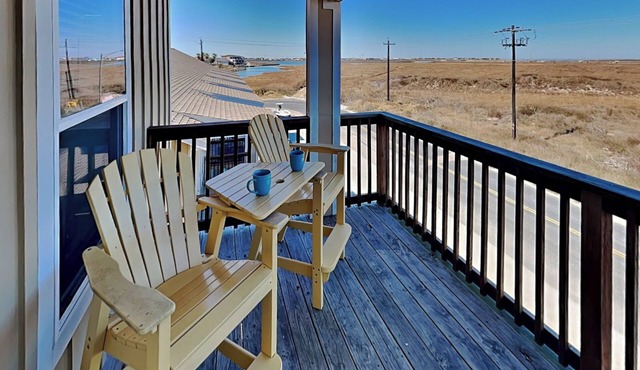 Hammonds Reef | Spacious Pet-Friendly Retreat + Steps to Beach
