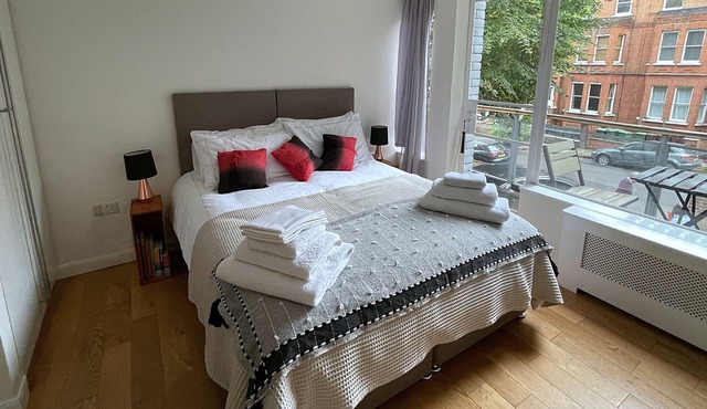 Hampstead haven - renovated standalone 2BR carriage house, off-street parking