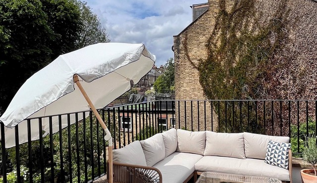 Hampstead Rooftop Loft with Deck