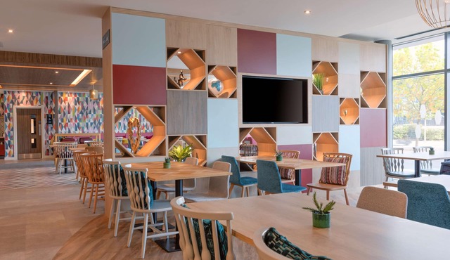 Hampton by Hilton Ashford International