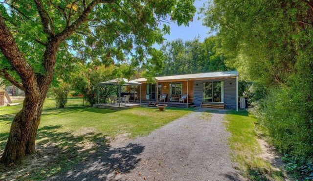 Hampton Cottage, Bright