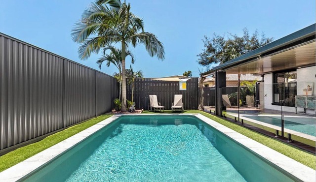 Hampton Holiday Home with Pool, BBQ & 10 min drive to Theme Parks!