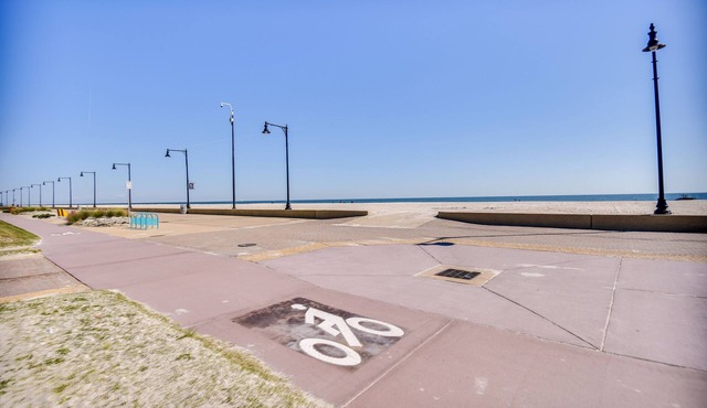 Hampton Home w/Grill < 1 Mi to Beach!