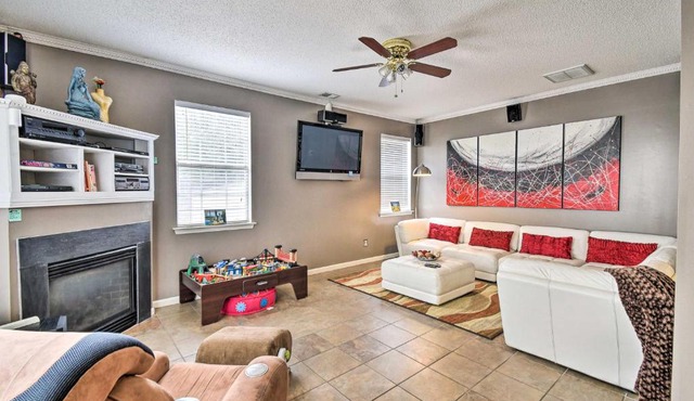 Hampton Home with Fireplace and Close to Beaches!