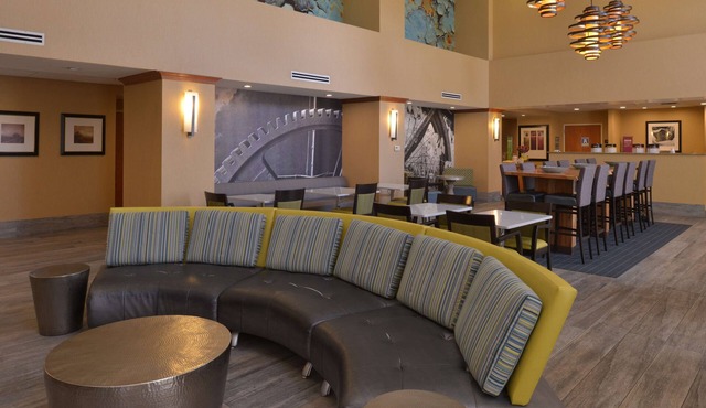 Hampton Inn & Suites Bakersfield North-Airport