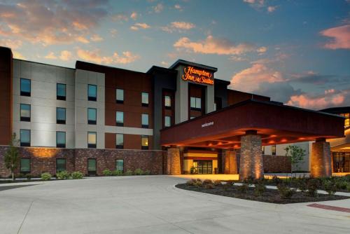 Hampton Inn & Suites by Hilton Pittsburg Kansas Crossing Casino near PSU