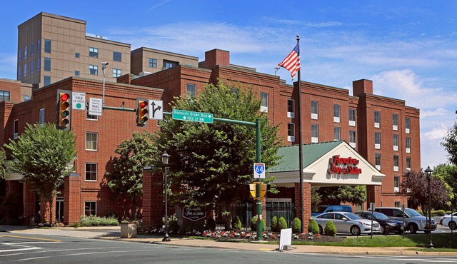 Hampton Inn & Suites Charlottesville-At the University
