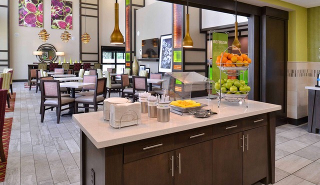 Hampton Inn & Suites Dallas Market Center
