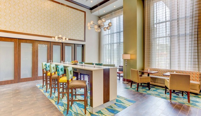 Hampton Inn & Suites Manchester