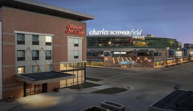 Hampton Inn & Suites Omaha-Downtown