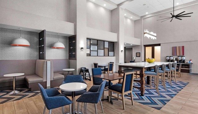 Hampton Inn & Suites Pensacola I-10 N at Univ. Town Plaza