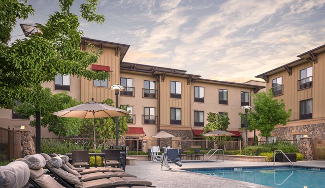 Hampton Inn & Suites Windsor - Sonoma Wine Country