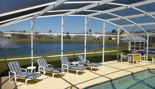 Hampton Lakes Luxury 4 Bed Villa, Games room, FREE Internet access, Lake View